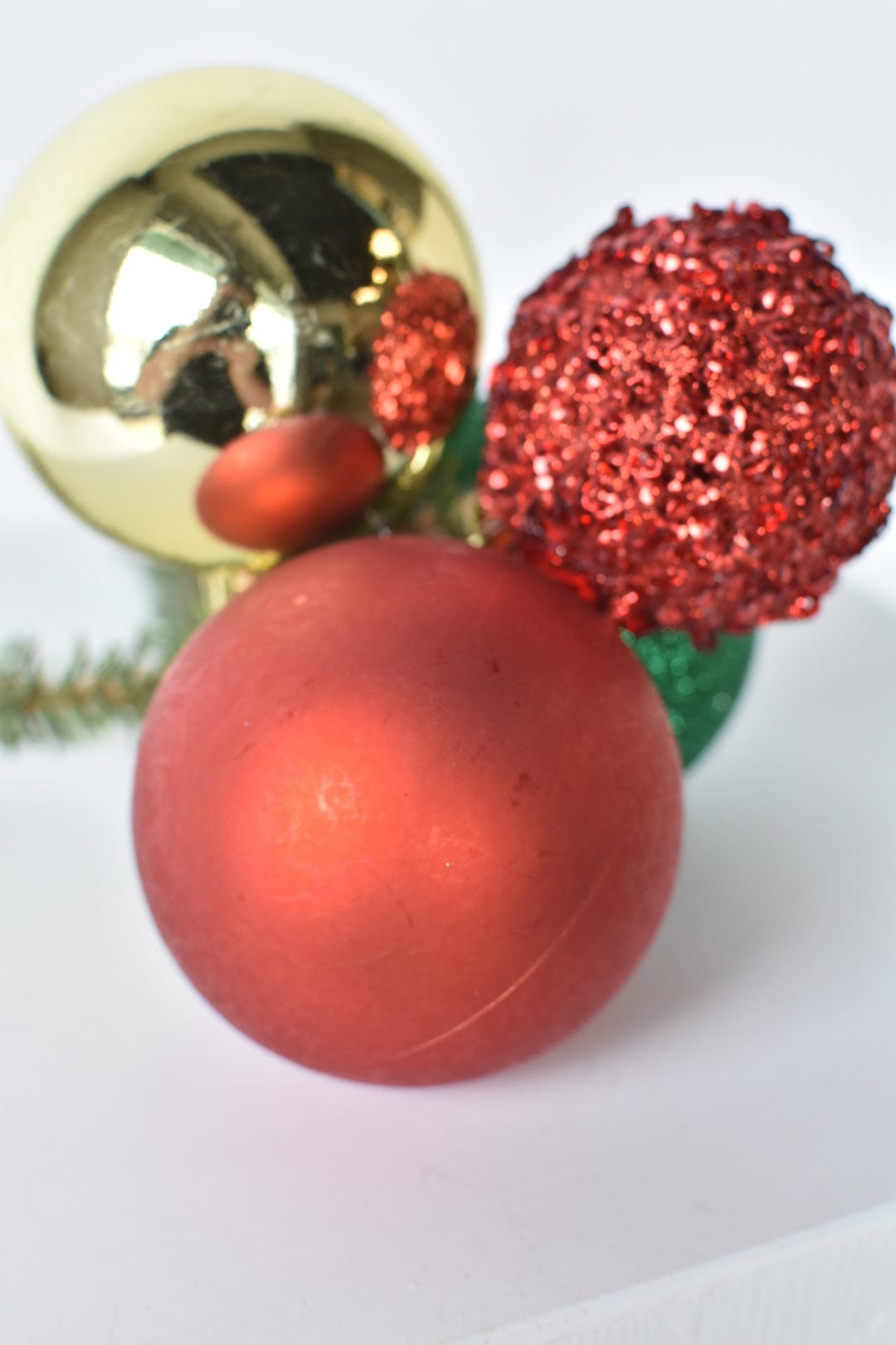 Small Red/Gold/Green Ornament Cluster Multi01