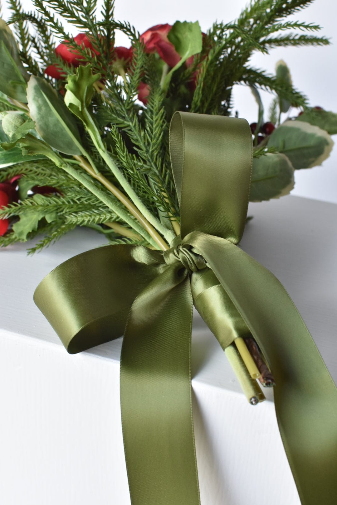 Red Ranunculus/Holly/Norfolk Pine Drop In X01